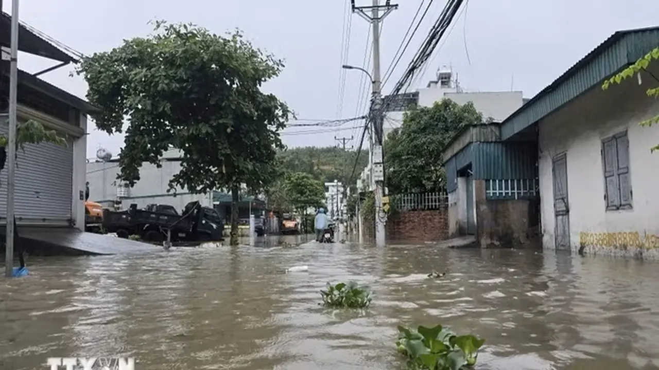 أمطار غزيرة وتحذيرات من فيضانات في شمال فيتنام غدًا